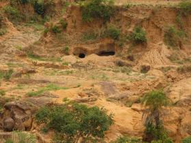 Moudy_cave